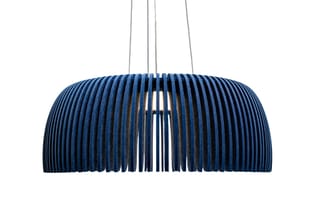 Blauwe hangende lamp met gesegmenteerde parapluvormige kap en verticale latten, opgehangen aan metalen kabels.