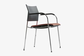 Kantoorstoel met zwarte kunststof rugzitting, bruinrood zitussen en verchroomde metalen frame met armsteunen.