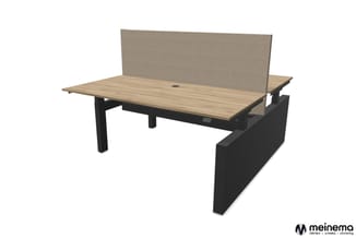Bench-werkplek met houten tafelblad, zwart metalen onderstel en grijze akoestische scheidingswand achter.