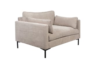 Grijsbeige fauteuil met gewatteerde armleuningen, losse rugkussen, zitplaats voor één persoon en zwarte metalen poten.