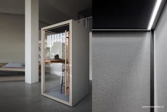 Compacte kantoorcel met glazen deur en houten deurkozijn, grijze geluidsabsorberende wanden, geplaatst in open kantoorruimte.