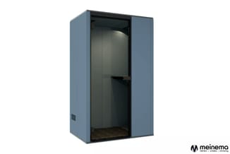Blauwe belcel met zwarte deur, donker interieur en geventilateerde zijwand, vrijstaand.