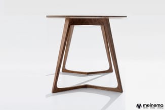 Houten bijzettafel met trapeziumvormig onderstel en rechthoekige tafelblad tegen witte achtergrond.