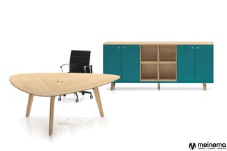 Kantoorruimte met houten vergadertafel, zwarte bureaustoel, teal-groene kastenwand met houten vakken en meinema-logo.