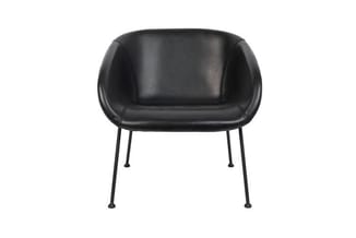 Zwarte leren fauteuil met afgeronde zitting en rugleuning, staande op vier slanke zwarte metalen poten.