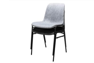 Gestapelde grijze stoelen met zwart metalen frame, frontaanzicht.