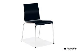 Zwarte stoel met gebogen kunststof zitting en rug op wit metalen pootframe, staande tegen witte achtergrond.