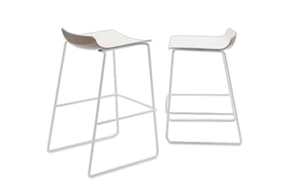 Twee hogeбарstoelen met wit metalen frame en grijsbeige zitting, vooraanzicht en zijaanzicht.