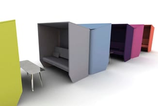 Rij gekleurde akoestische belcellen in geel, grijs, blauw, paars, roze en rood met zitplaatsen en werkbladen in kantoorruimte