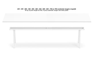 Witte vergadertafel met aluminium bovenkant, rechthoekige vorm. Beschikbaar in lengtes van 220 tot 760 cm, ondersteund door v