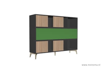 Zwarte kast met houten deuren, groen accent-paneel in het midden en houten poten.