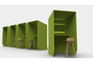 Groene geluidswerende werkboxen met houten barkrukken. Vier kleinere cellen in een rij, één grotere cel met ingebouwde verlic