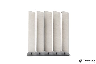 Vijf verticale akoestische panelen met beige stofbespanning op zwart metalen voetbord, op rij opgesteld.