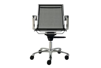 Bureaustoel met zwart mesh zitting, aluminium armleuningen, chromen voet met wielen, frontal beeld.