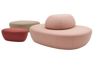 Drie poefjes in verschillende maten en kleuren: rood, beige en roze, met ronde en ovale vormen, opgesteld naast elkaar.