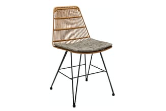 Rieten stoel met grijs kussen op zwart metalen onderstel, trapeziumvormige rugleuning met verticale vlechtwerk.