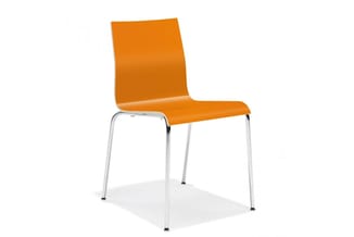 Oranje kunststof stoel met zilverkleurig aluminium frame en vier poten, vrijstaand tegen witte achtergrond.