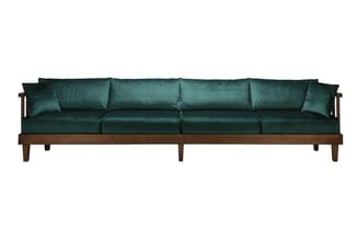 Vierpersoons loungbank met donkergroen fluweelachtig bekleding en houten frame in donkerbruin, voorzien van rugkussens.