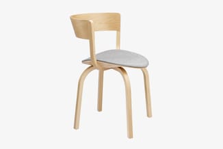 Houten stoel met gebogen rugleuning en grijze zitting tegen witte achtergrond.