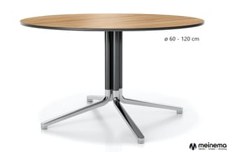 Ronde tafel met houten blad en zwart-chromen pedantaalvoet. Diameter 60-120 cm. Meinema-logo.