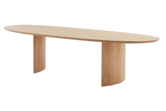Ovale houten vergadertafel met lichte houtkleur en twee bolvormige houten poten.