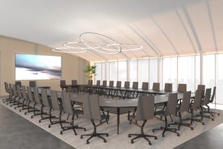 Moderne vergaderruimte met U-vormige zwarte tafel, grijze bureaukstoelen, ovale plafondlampen, grote ramen en display aan wan