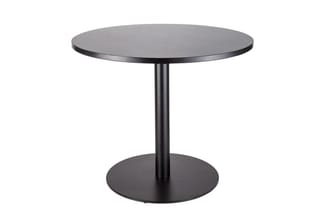 Zwarte ronde bistrotafel met zwarte voet en rond grondvlak, minimalistisch design.