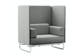Grijze boxchair met hoge rugleuning, armleuningen en zitplaats, op chromen onderstel, vrijstaand tegen witte achtergrond.