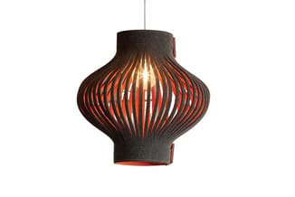 Hangende designlamp met zwart vilt en rode binnenvoering, bollende vorm met verticale latten, verlicht tegen witte achtergron