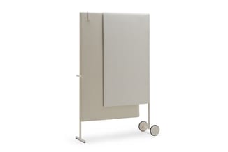 Mobiel akoestisch scherm beige met wielen, rechte vorm, frontale weergave tegen witte achtergrond.