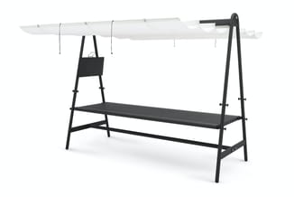 Loungebank met wit zonnescherm en zwart metalen A-frame onderstel, zwart zitgedeelte en rugsteun.