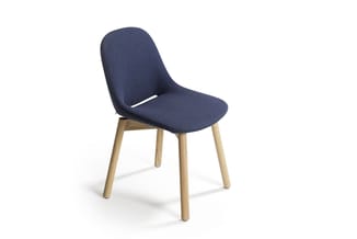 Moderne stoel met donkerblauwe gestoffeerde zitting en rugleuning, naturel houten poten, geïsoleerd tegen witte achtergrond.