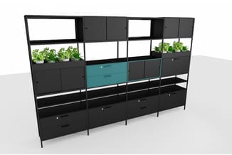 Modulair kasten- en kastensysteem in zwart met tegeldeuren, open vakken, groene laden en planken. Bovenop plantenbakken met g