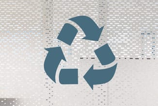 Donkerblauw recyclingsymbool met vijf pijlen in cirkelvorming op beige achtergrond met digitaal patroon.