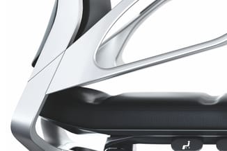 Moderne bureaustoel met zilverkleurig aluminium frame, zwarte bekleding en ergonomische armleuning, gedetailleerde productfot