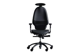 Zwarte bureaustoel met ergonomische rugsteun, verstelbare armleuningen, zwarte voet met wielen, frontaal gefotografeerd.