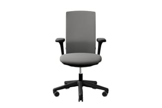 Grijze bureaustoel met ergonomische rugleuning, zwarte armleuningen en zwart kruisonderstel op wieltjes, vooraanzicht.