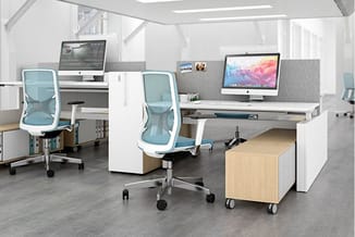 Modern kantoor met twee blauwe bureaustoelen, witte werkplekken met grijze akoestische schermen, iMac-computers en houten opb