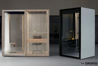 Drie moderne akoestische belcellen: links wit met gordijn en toiletpot, midden naturel met verticale latten, rechts zwart met