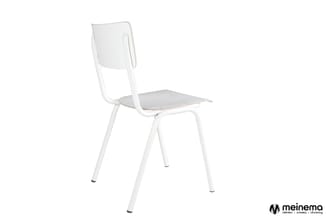 Witte design stoel met houten zitting, gebogen metalen frame en gebogen rugleuning tegen witte achtergrond.