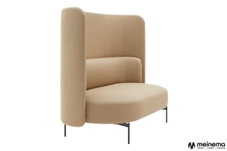 Beige fauteuil met hoge rug en zijpanelen, cylindrische rugleuning, zwarte metalen poten, moderne vorm.