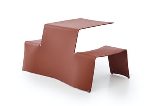 Rode moderne bureau met geïntegreerde zitplek en bijzettafel, curved design.