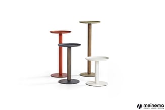 Zes ronde staande tafels met houten poten in verschillende kleuren: rood, zwart, grijs, wit en natuurhout. Verschillende hoog