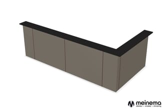 L-vormige receptiebalie met grijze frontpanelen en zwart werkblad, schuin geplaatst.