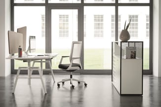 Modern kantoor met wit bureau, grijze bureaustoel met zwart zitgedeelte, witte vergaderstoel, grijze kast met gaas en grote r
