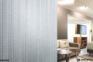 Grijze gestructureerde akoestische wandpanelen in kantoor met grijsbeige fauteuil, houten tafels en tv-meubel.