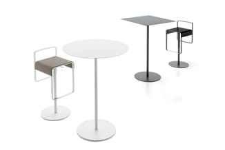 Drie staantafels met rond of vierkant blad in wit en grijs, elk met een bijbehorende stoel in minimalistisch design.
