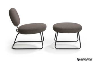 Twee grijze stoelen met ovaal gepolsterde zitting en rugleuning op zwart metalen frame. Linkerstoel met hoge rugleuning, rech