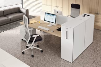 Modern kantoor met houten bureau, witte ergonomische stoel, iMac-computers, witte kasten, grijze bank en houten wandbekleding