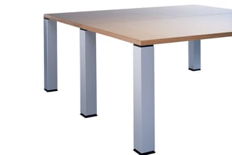 Vergadertafel met houten blad en grijze metalen poten met zwarte voetplaten, rechthoekige vorm.